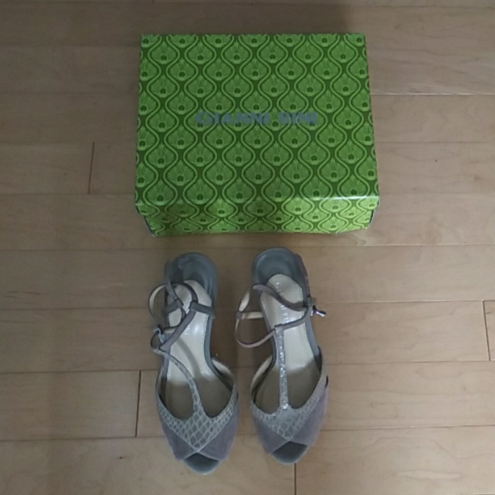 ***SALE***Gianni Bini Platform heels